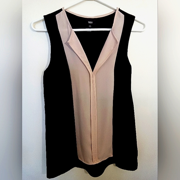 Massimo Two Tone V Neckline Sleeveless Blouse - Picture 1 of 11